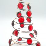 albero natalizio stilizzato in filo di rame patinato e gemme di vetro inserite con tecnica Tiffany