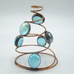albero natalizio stilizzato in filo di rame patinato e gemme di vetro con tecnica Tiffany