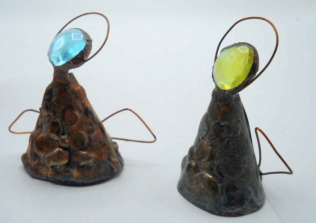 angeli in lamina e filo di di rame con gemme di vetro inserite con tecnica Tiffany