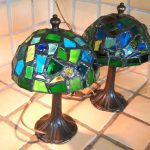 coppia di lampade da comodino in vetri artistici e gemme di vetro con tecnica Tiffany