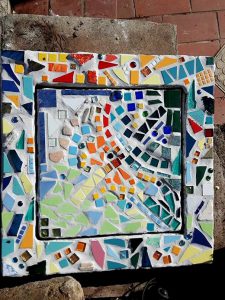 pannello copri-pozzo in cemento con mosaico di vetri, specchi, ceramiche, gemme di vetro e smalti veneziani