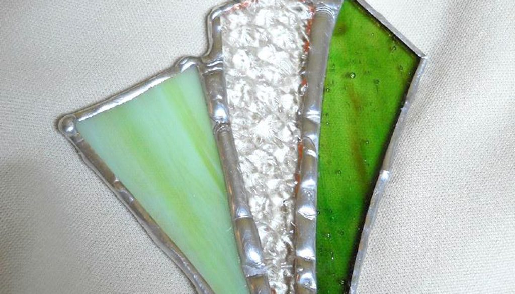 ciondolo con vetri opalescenti e vetro smerigliato con tecnica Tiffany