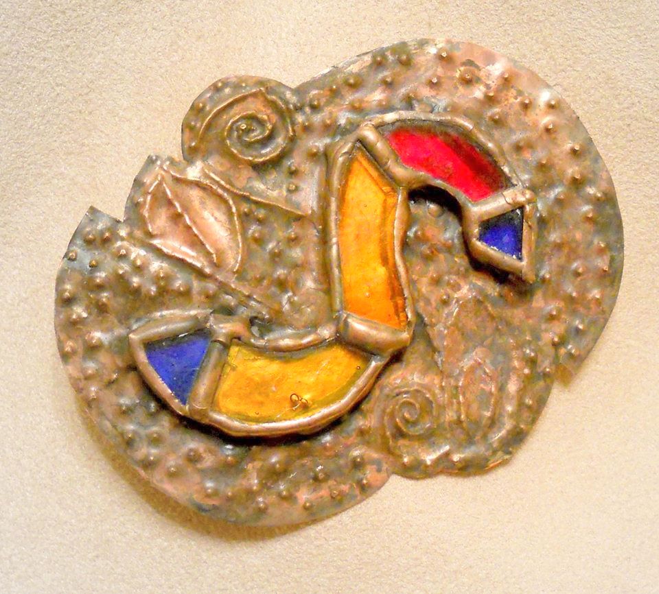 spilla in lamina di rame sbalzata e incisa a mano con mosaico di vetri artistici inseriti con tecnica Tiffany in lega argento patinata