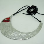 collana-scultura con lamina di rame sbalzato a mano e argentato con vetri artistici con tecnica Tiffany