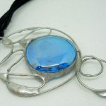 collana-scultura con gemma di vetro e filo di rame argentato con tecnica Tiffany