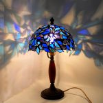 lampada da tavolo in vetri artistici in forma di medusa con tecnica Tiffany