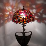 lampada da tavolo in vetri artistici e tecnica Tiffany con effetto caleidoscopio