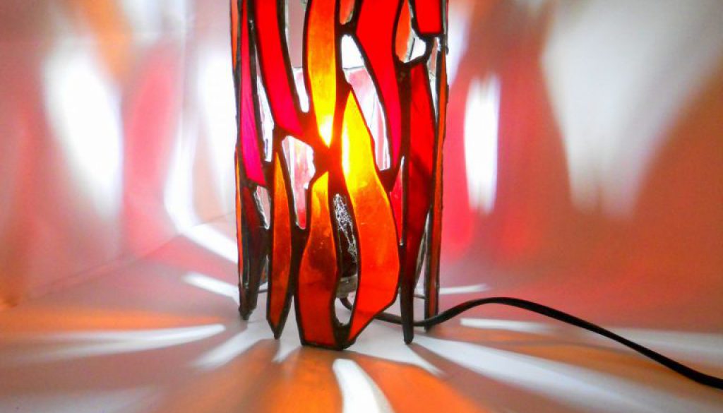 lampada da tavolo in vetri artistici e tecnica Tiffany effetto caleidoscopio