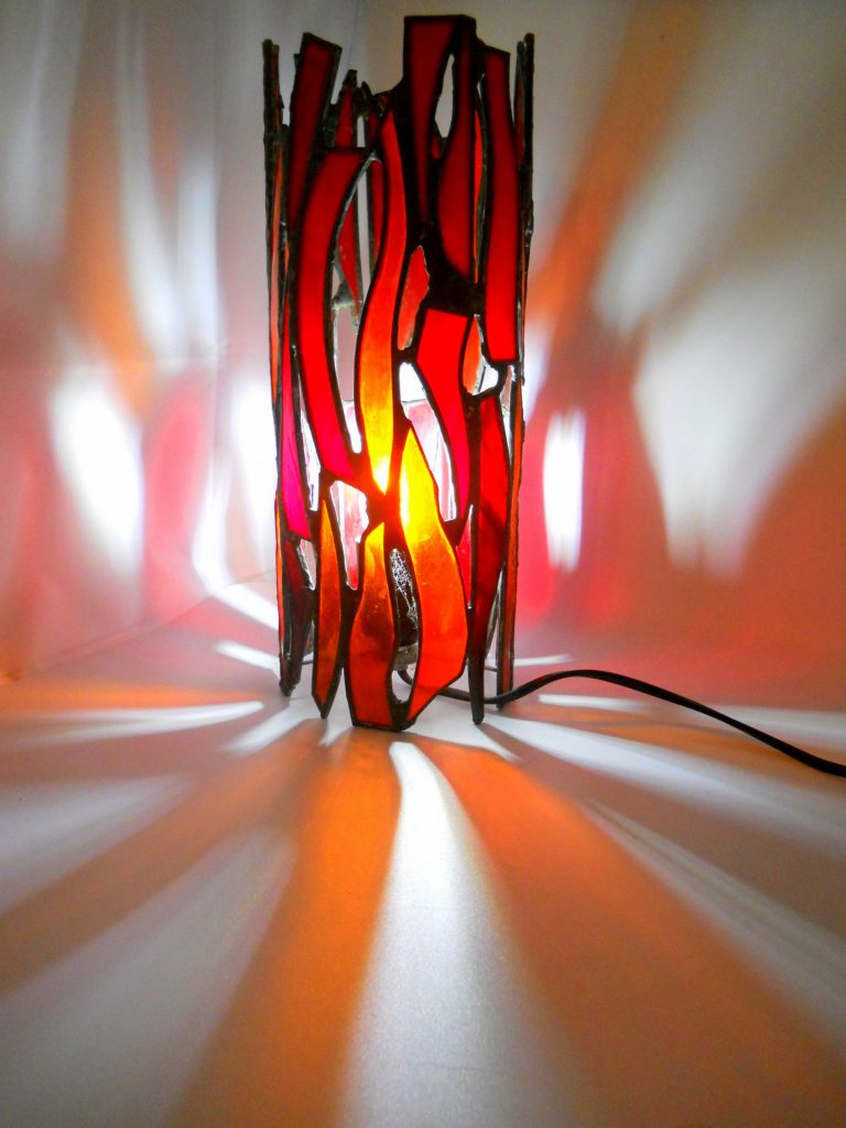 lampada da tavolo in vetri artistici e tecnica Tiffany effetto caleidoscopio