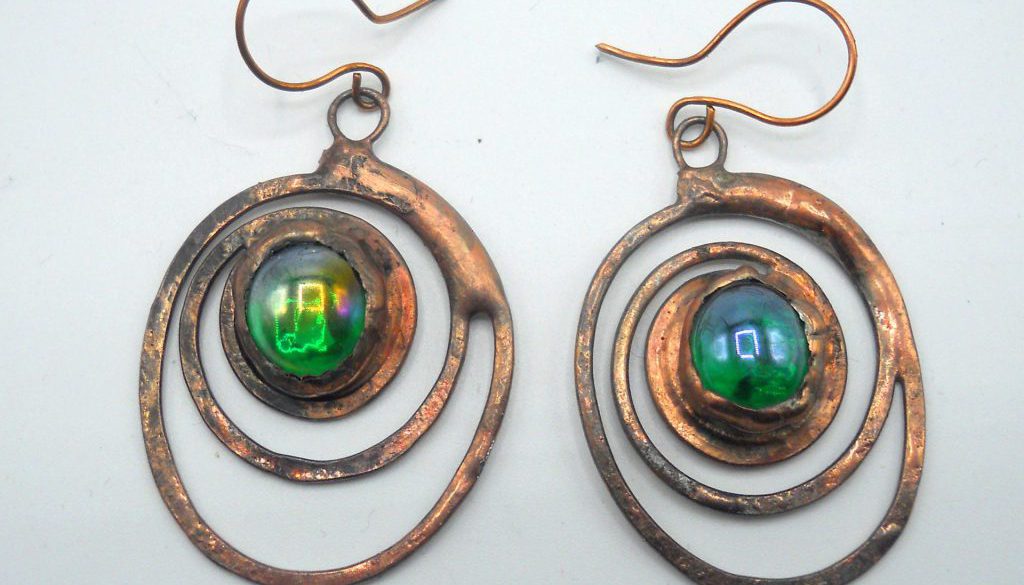orecchini in rame martellato e gemme di vetro con tecnica Tiffany
