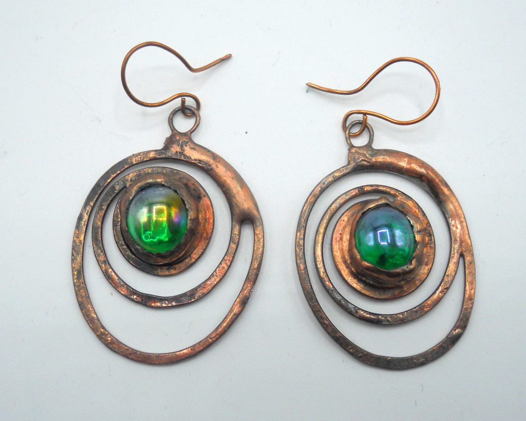 orecchini in rame martellato e gemme di vetro con tecnica Tiffany