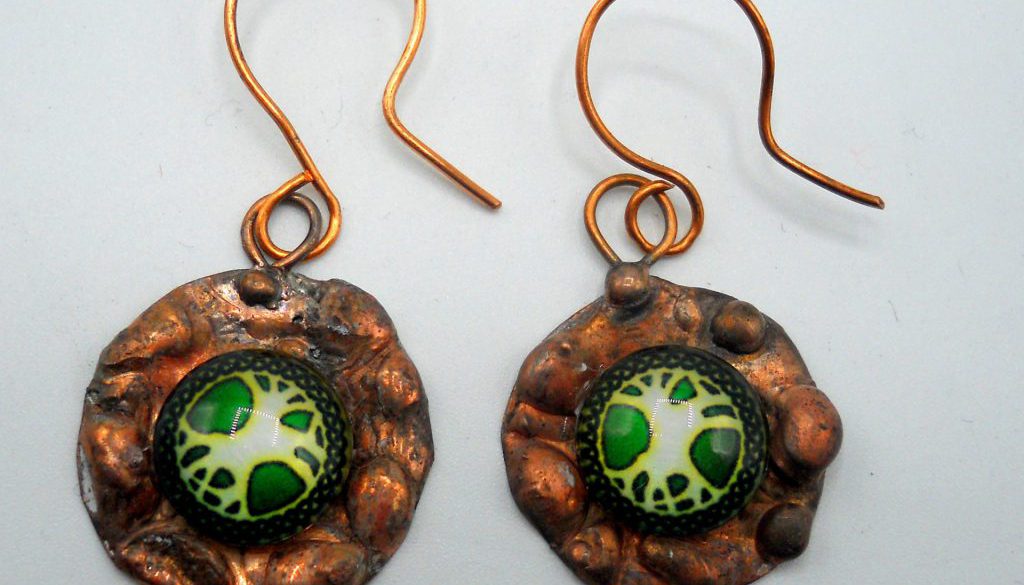 orecchini in rame sbalzato e gemme di vetro con tecnica Tiffany