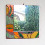 pannello in legno, cemento e specchio con mosaico di vetri artistici