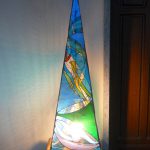 lampada piramidale da terra in vetri artistici e rame con tecnica Tiffany