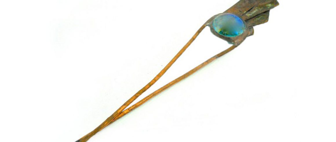 spillone fermacapelli in filo e lamina di rame sbalzata con gemma di vetro in lega argento anticata con tecnica Tiffany