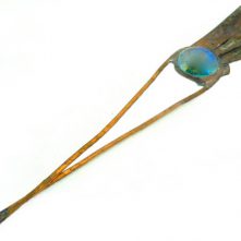 spillone fermacapelli in filo e lamina di rame sbalzata con gemma di vetro in lega argento anticata con tecnica Tiffany