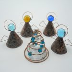 angeli e alberi in filo di rame e gemme di vetro inserite con tecnica Tiffany