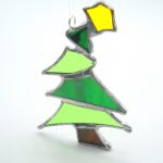 decorazione in forma di albero da finestra o da abete natalizio in vetri artistici opalescenti e cattedrale montati in lega argento con tecnica Tiffany