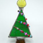 decorazione in forma di albero da finestra o da abete natalizio in vetri artistici, gemma di vetro con ghirlanda di corallini colorati