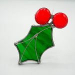decorazione da finestra o da abete natalizio in forma di agrifoglio con bacche rosse in vetro artistico opalescente e gemme di vetro montate in lega argento con tecnica Tiffany