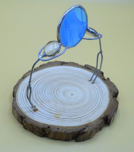 Omini stilizzati in fil di ferro, vetro artistico e base di legno
