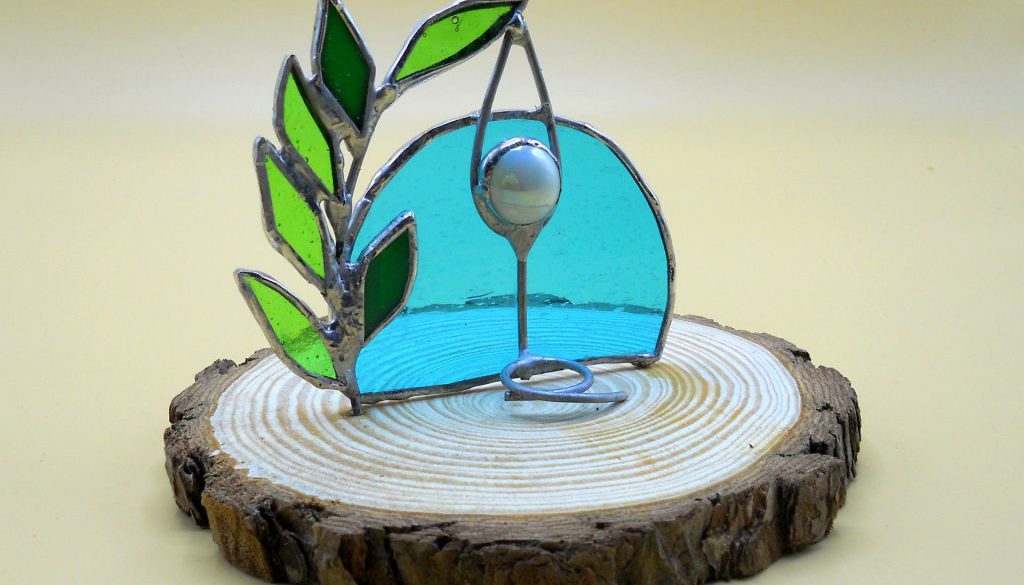 Omino stilizzato in fil di ferro, vetro artistico e base di legno