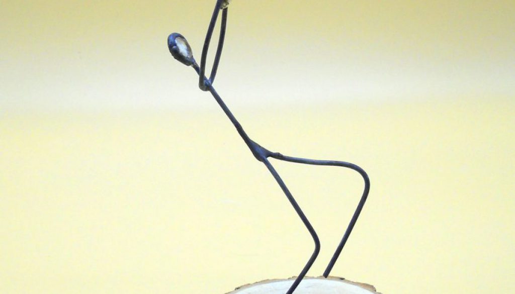 Omino stilizzato in fil di ferro, perla di vetro e base di legno