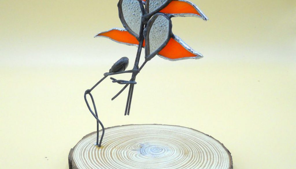 Omino in filo di ferro stilizzato con palloncini di specchio e nuvole di vetro artistico