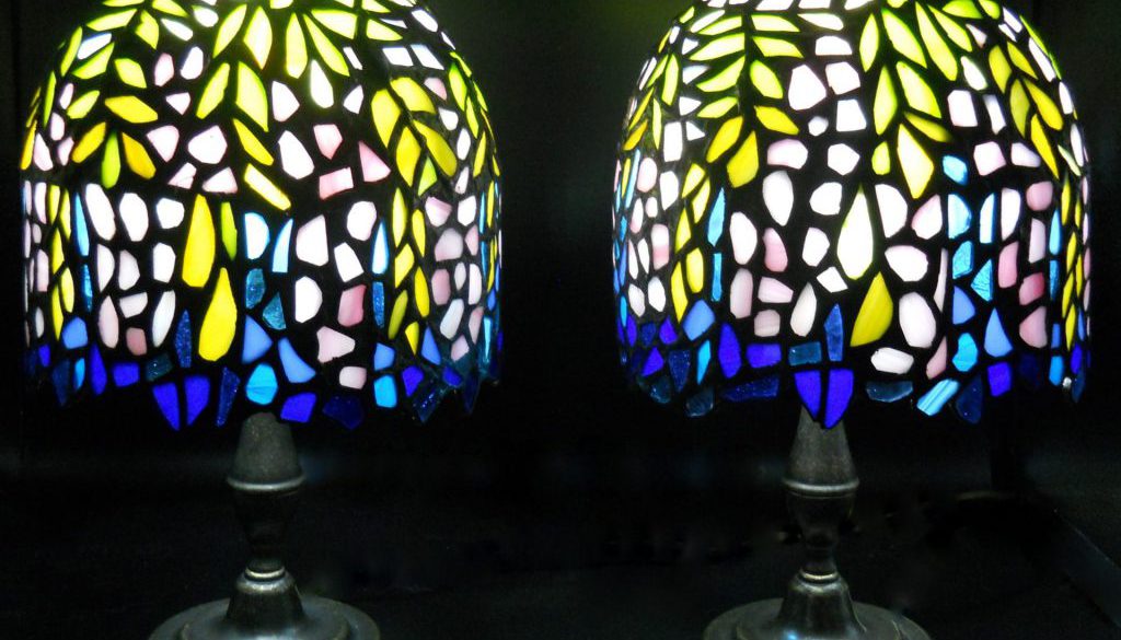 coppia di lampade abat jour con lavorazione Tiffany composte da più di mille pezzi di vetro
