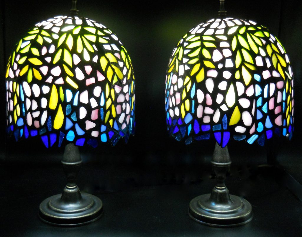 coppia di lampade abat jour con lavorazione Tiffany composte da più di mille pezzi di vetro
